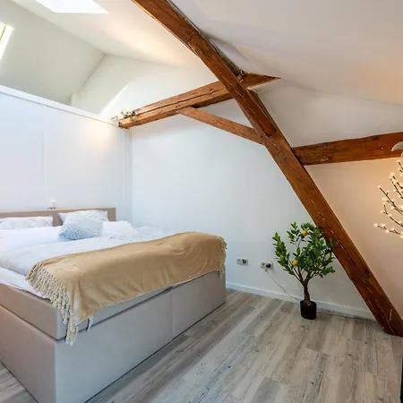 Sevenhills Charmantes Dachgeschoss, Balkon, Bahnhofsnaehe 아파트