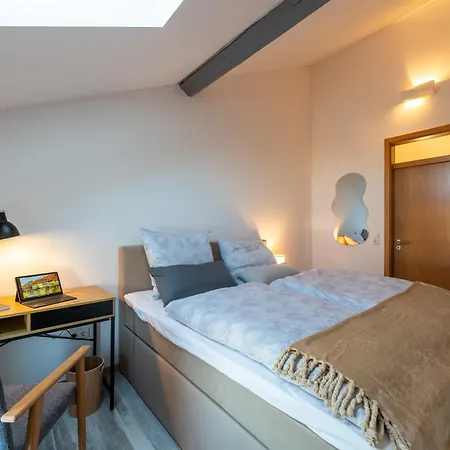 Sevenhills Charmantes Dachgeschoss, Balkon, Bahnhofsnaehe 아파트